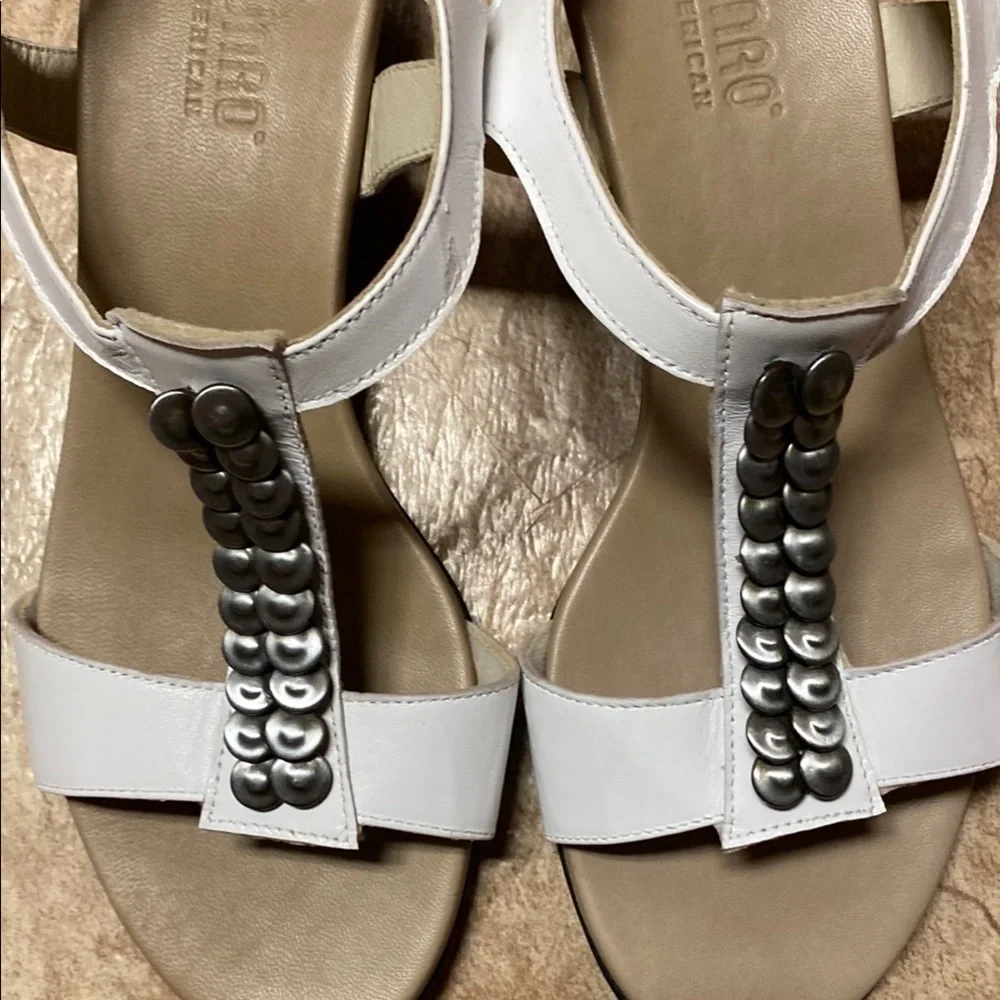 Munro White & Silver Size 8W Sandals with Cushioned Footbed Summer